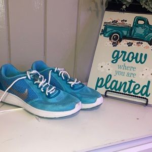 Nike Revolution  Women’s Tennis Shoes Size 10